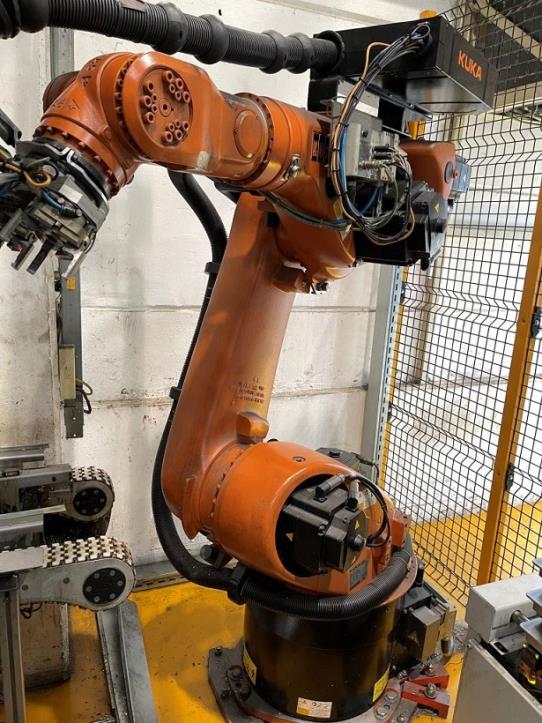 Gepflegte Bearbeitungszentren und Roboter eines Automobilzulieferers-9